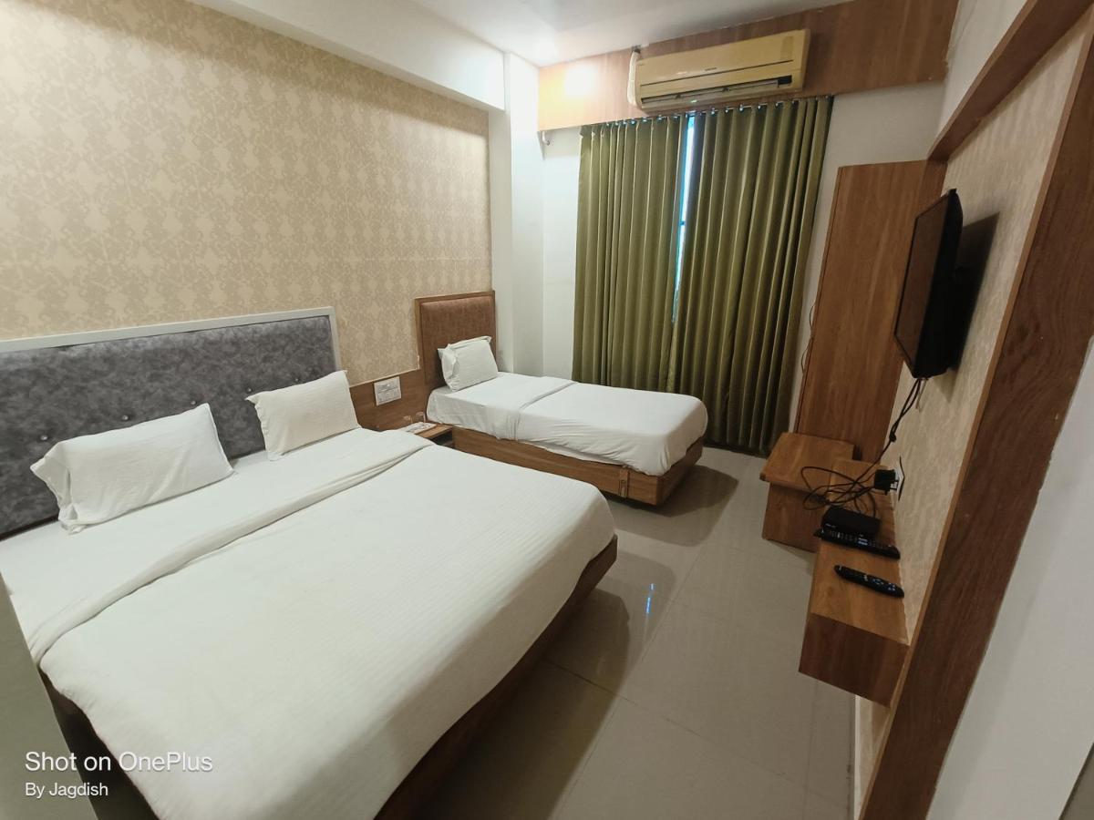 Hotel Asopalav Gandhinagar Kültér fotó