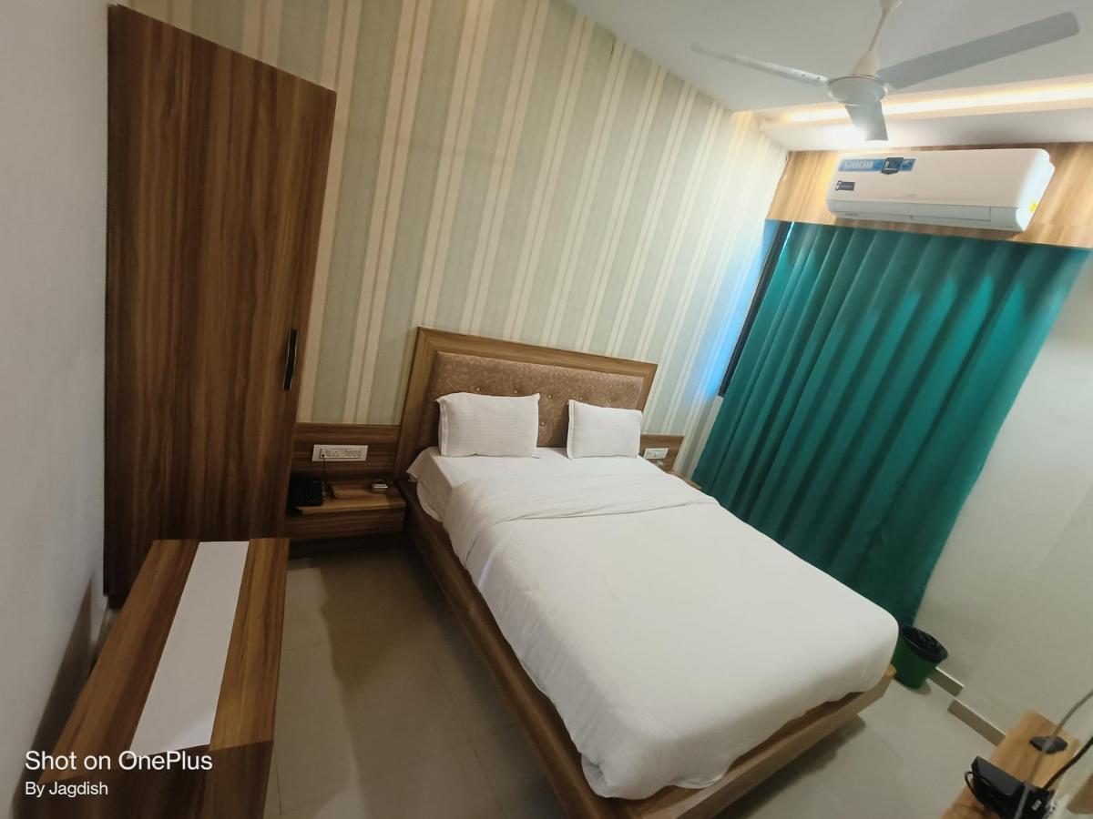 Hotel Asopalav Gandhinagar Kültér fotó